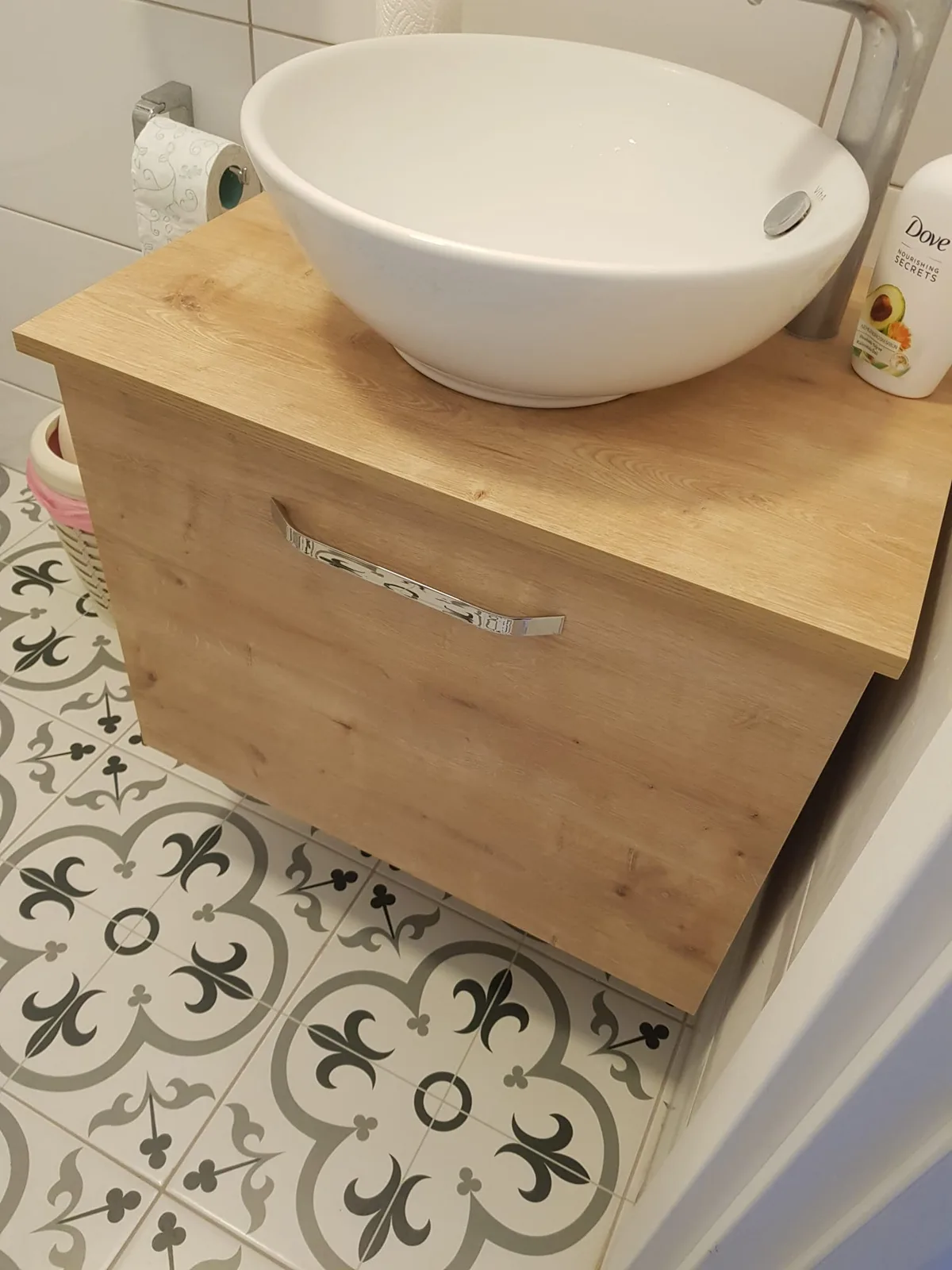 Ahşap banyo dolabı + çanak lavabo — CMT Şahin Yapı referans proje