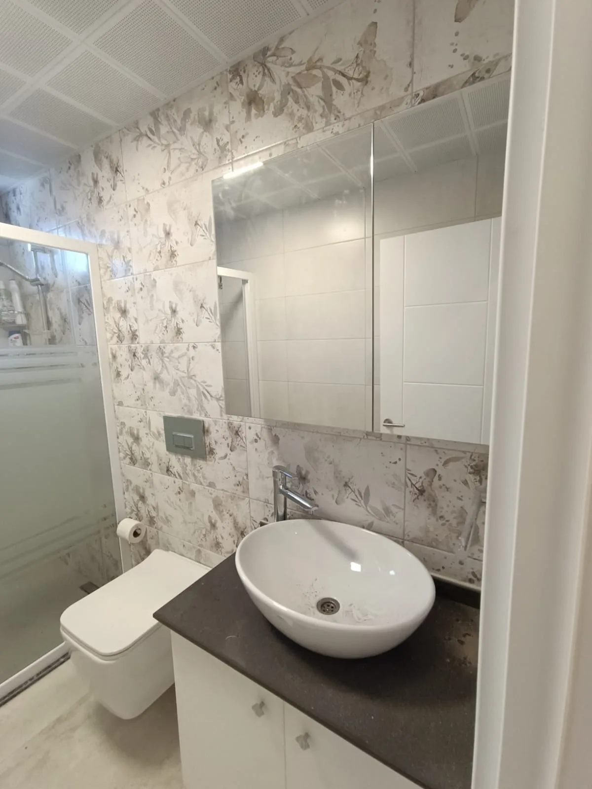 Çiçek Desenli Bitmiş Banyo — CMT Şahin Yapı referans proje