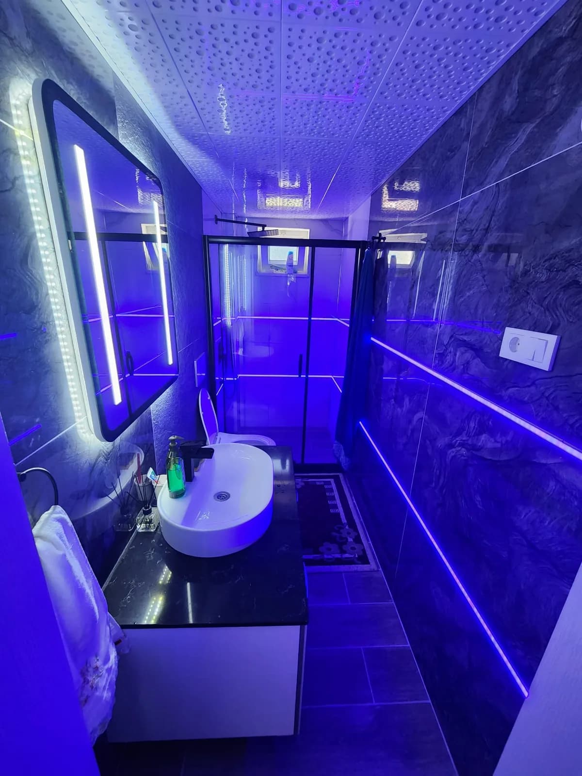 LED aydınlatmalı bitmiş banyo + duşakabin — CMT Şahin Yapı referans proje