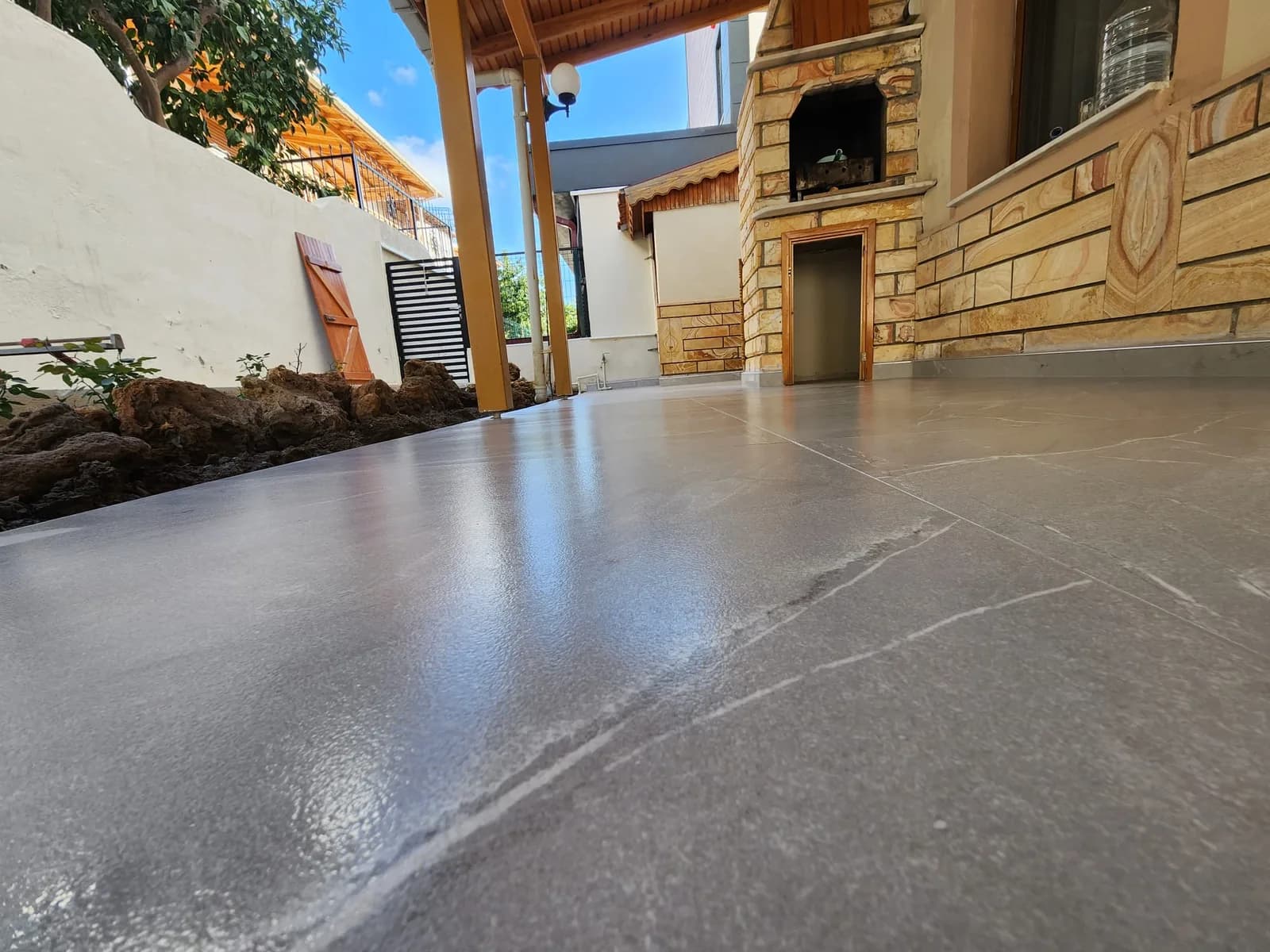 Doğal taş barbekülü bahçe terası — CMT Şahin Yapı Anahtar Teslim İnşaat