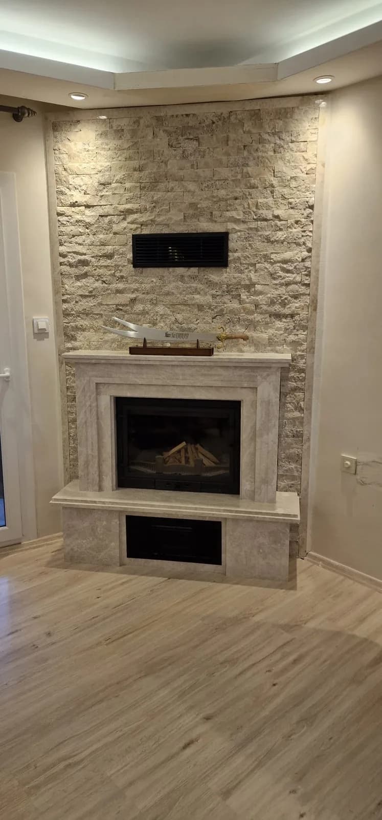 Doğal taş kaplamalı şömine ve salon — CMT Şahin Yapı Anahtar Teslim Tadilat