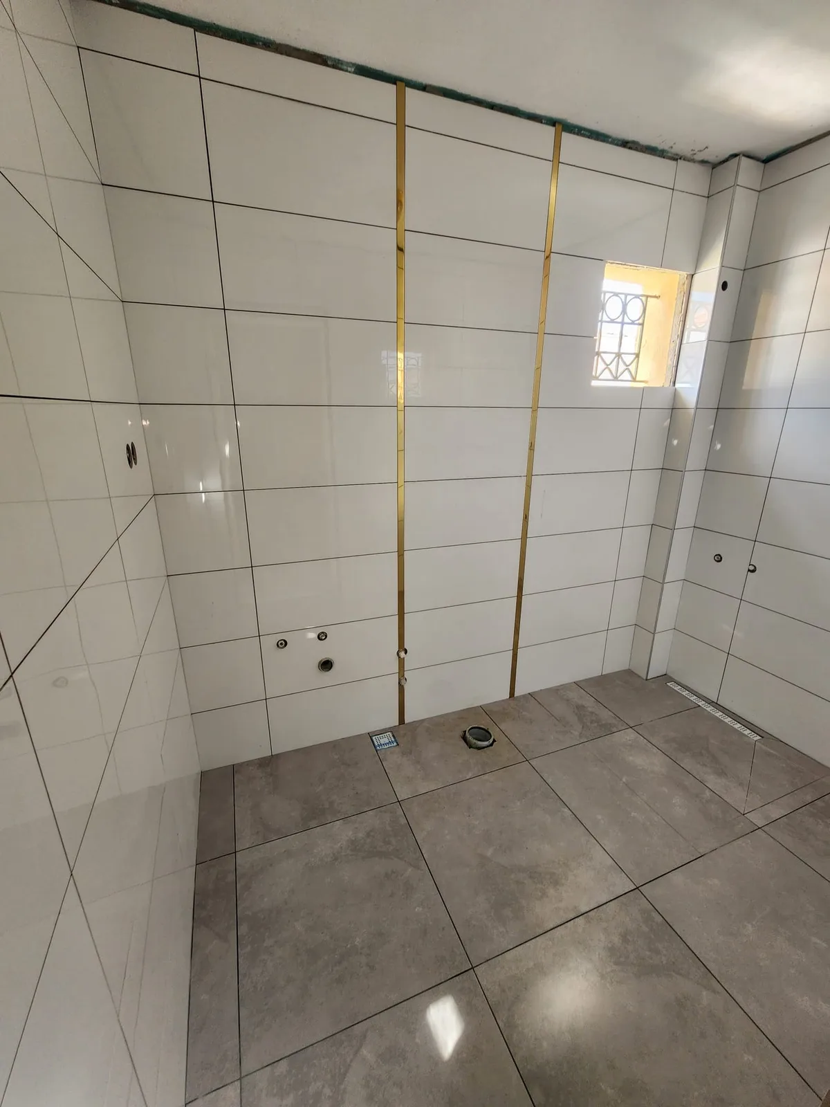 Beyaz ve gold bordürlü fayanslı banyo — CMT Şahin Yapı Anahtar Teslim Tadilat