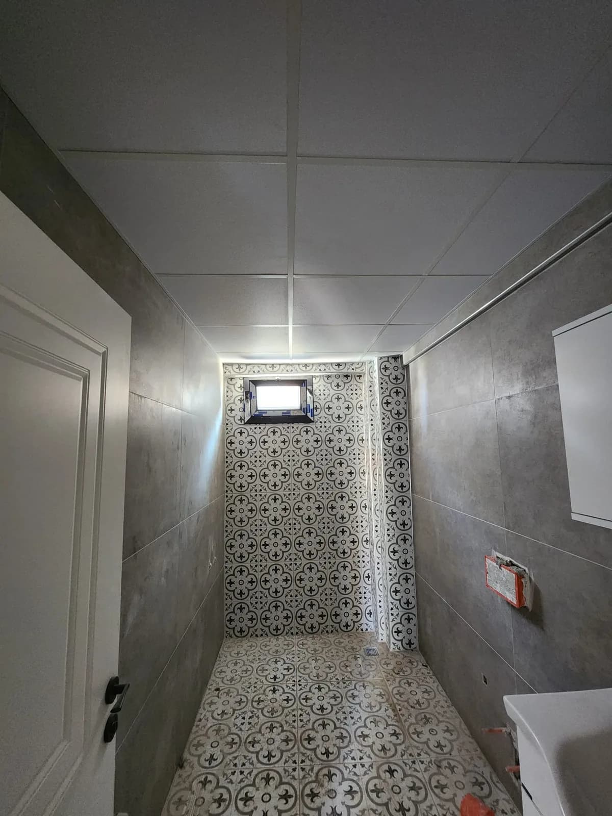 Desenli karo aksan duvarlı banyo — CMT Şahin Yapı Anahtar Teslim Tadilat