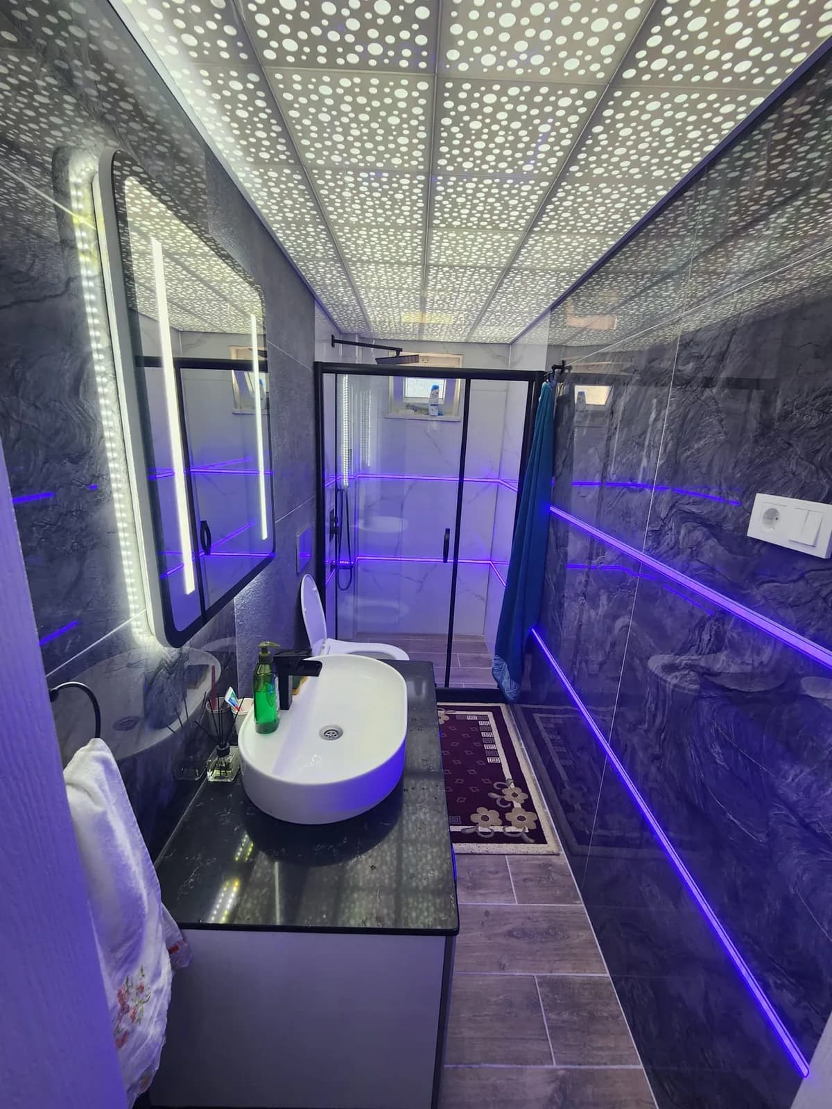 LED aydınlatmalı mermer banyo ve cam duşakabin — CMT Şahin Yapı Duşakabin