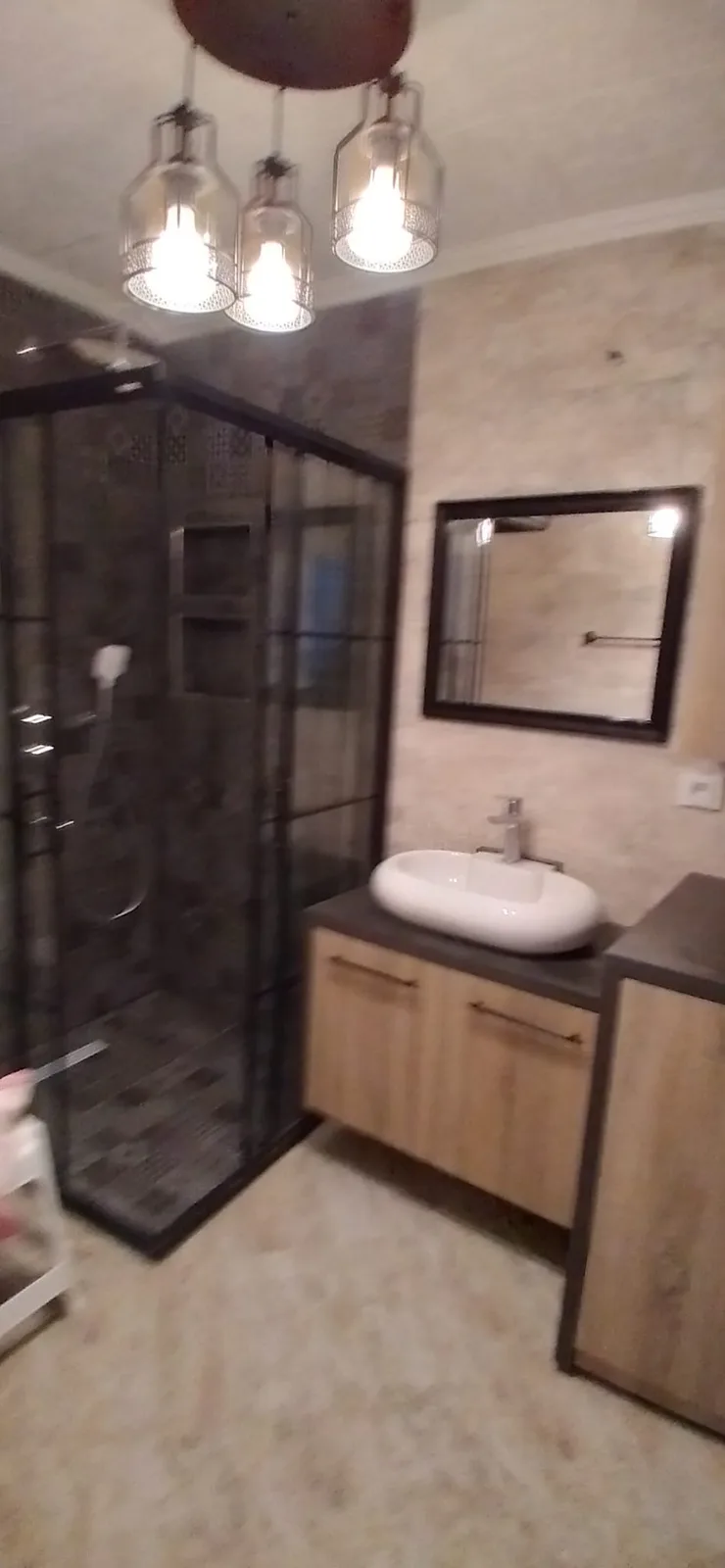 Siyah çerçeveli cam duşakabin + endüstriyel banyo — CMT Şahin Yapı Duşakabin