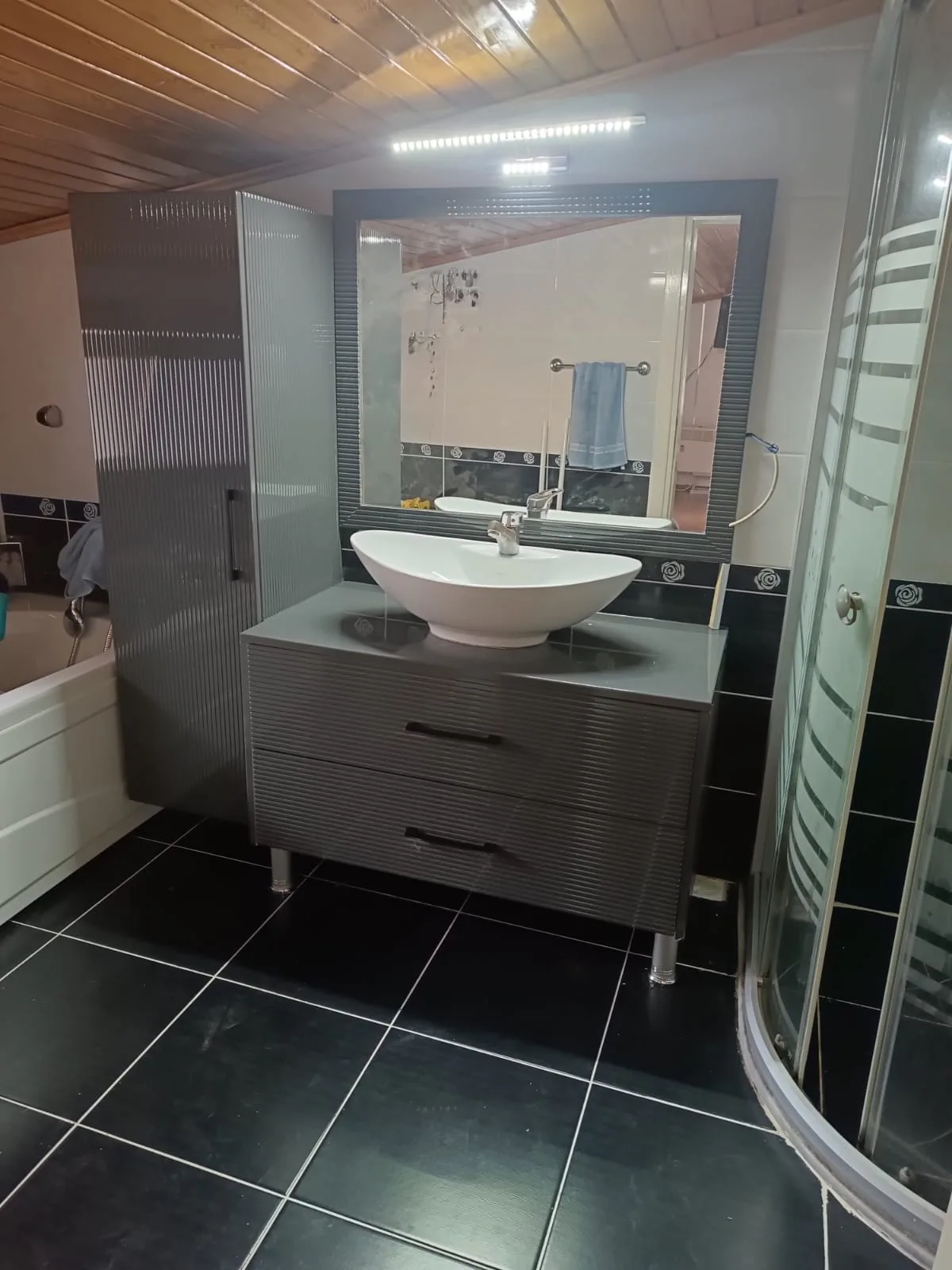 Gri Banyo Dolabı ve Tezgah — CMT Şahin Yapı Mobilya & İç Mekan